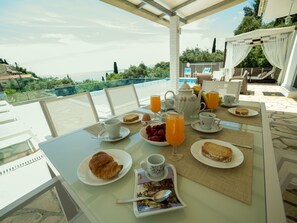 Outdoor dining - Villa Hera privater Pool Luxus by Interhome (Kalami)