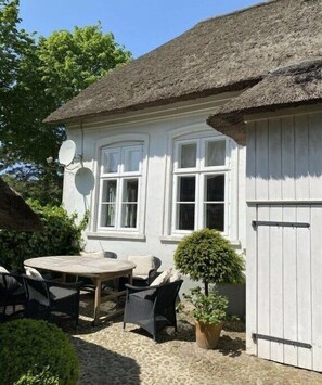 Outdoor dining - Captain's House Dat Castle (Nieblum)