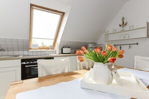 Fridge, oven, stovetop, dishwasher - Holiday apartment in Wyk with Wi-Fi and parking (Wyk)