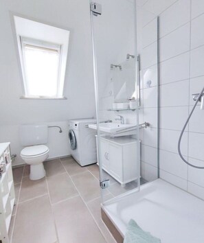 Bathroom - Holiday apartment in Wyk with Wi-Fi and parking (Wyk)