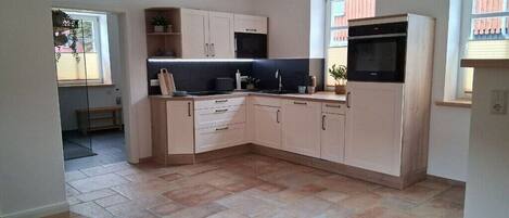 冷蔵庫、電子レンジ、オーブン、コンロ