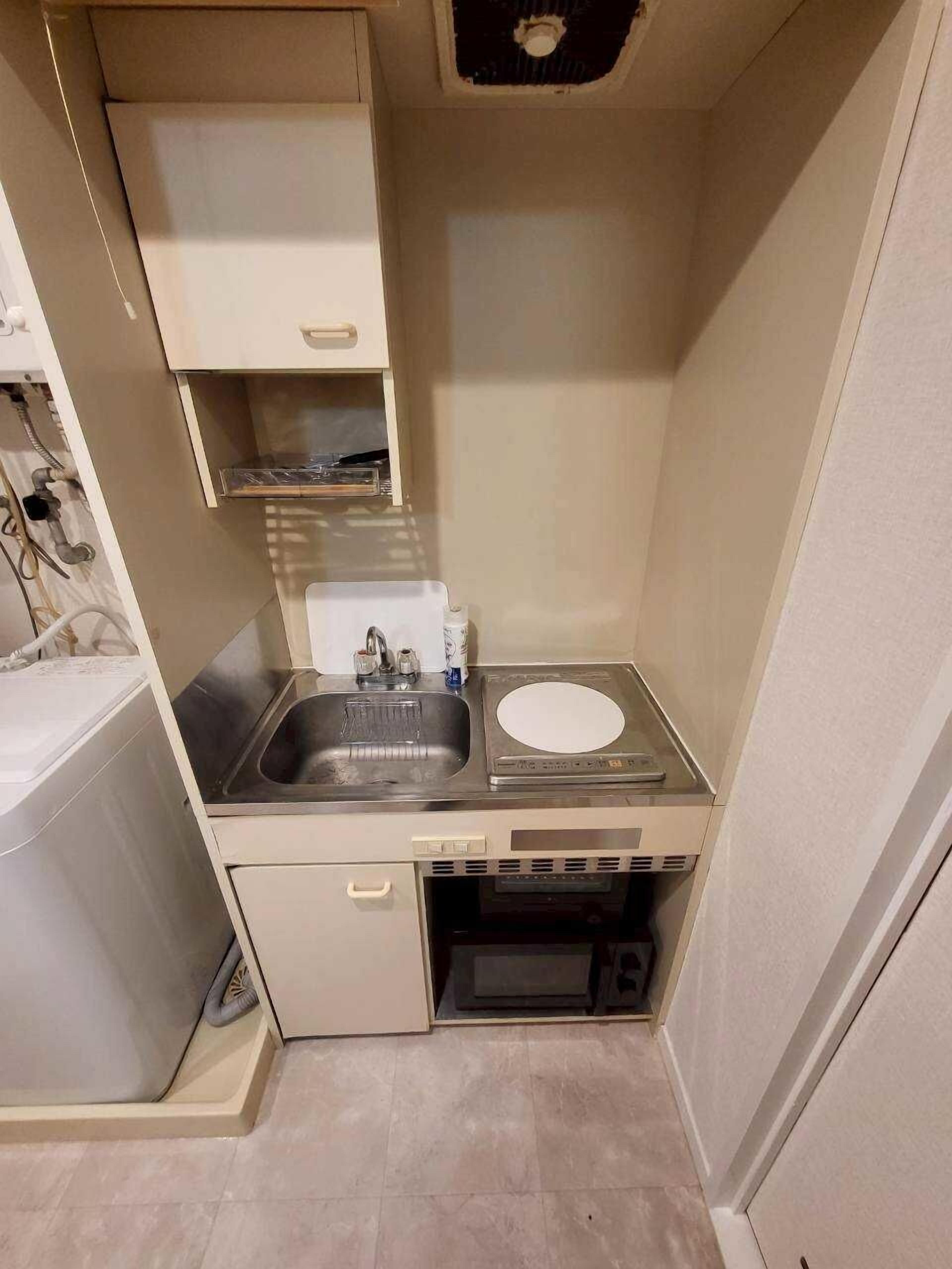 Huoneisto | Yksityinen keittiö | Täysikokoinen jääkaappi, mikroaaltouuni, uuni, liesi