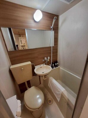 Apartment | Bathroom | Combined shower/tub, hair dryer, towels, shampoo - Preadesu Minami102 (Hiroshima)