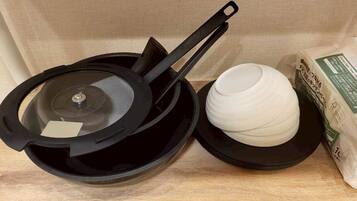 Huoneisto | Yksityinen keittiö | Täysikokoinen jääkaappi, mikroaaltouuni, uuni, liesi