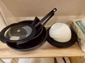 Huoneisto | Yksityinen keittiö | Täysikokoinen jääkaappi, mikroaaltouuni, uuni, liesi