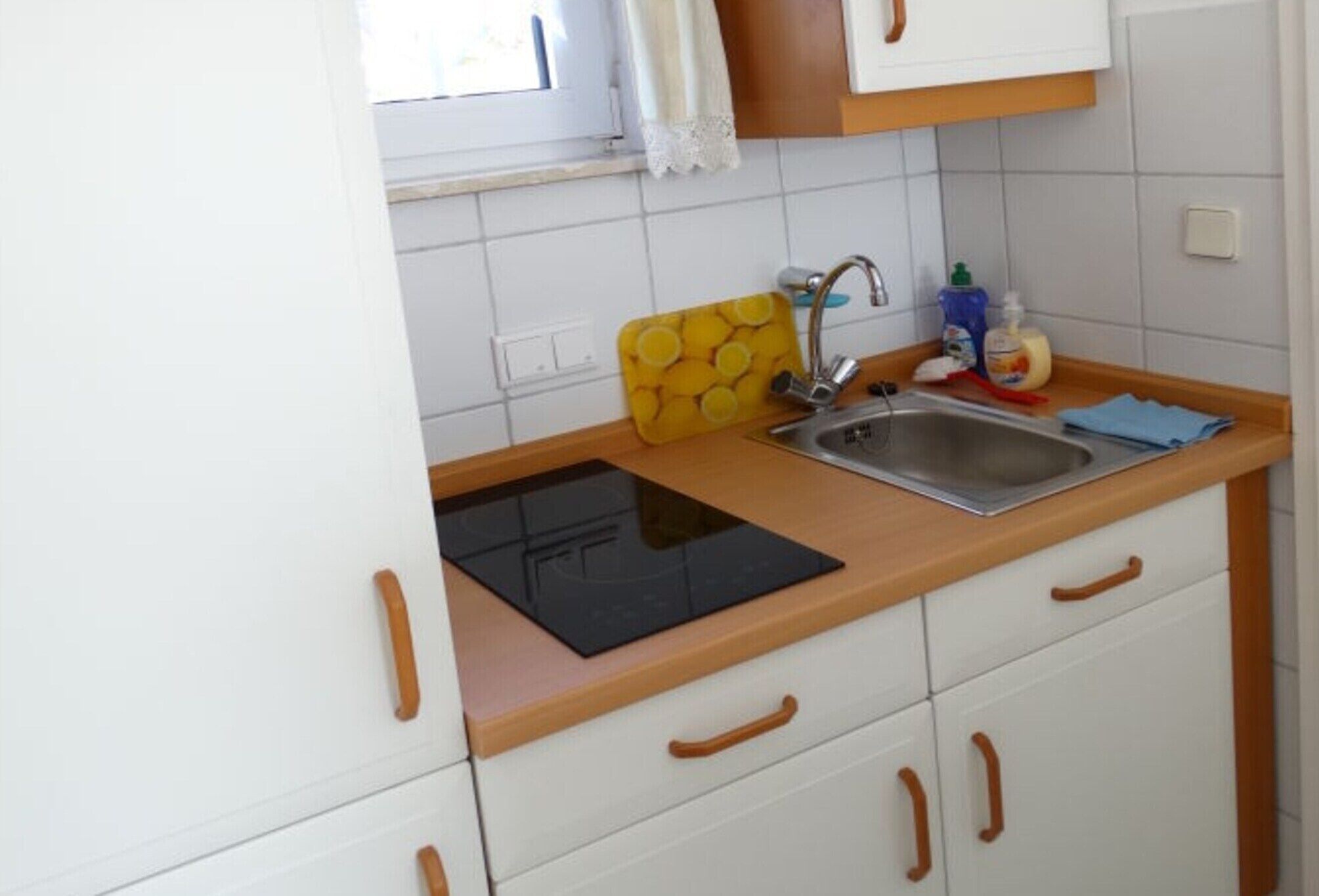 Kühlschrank, Ofen, Herdplatte, Wasserkocher mit Kaffee-/Teezubehör