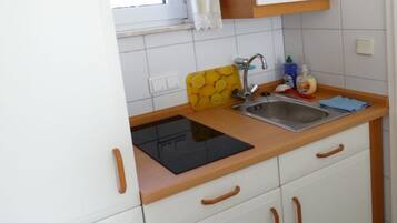 Kühlschrank, Ofen, Herdplatte, Wasserkocher mit Kaffee-/Teezubehör