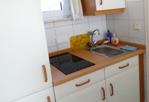 Fridge, oven, stovetop, coffee/tea maker - Apartment with 1 bedroom (Bad Zwischenahn)