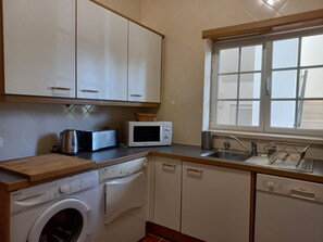 Jääkaappi, mikroaaltouuni, uuni, astianpesukone