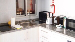 Kühlschrank, Mikrowelle, Ofen, Kochgeschirr/Geschirr/Besteck