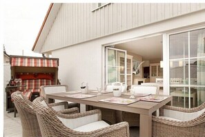 Outdoor dining - Holiday home in Zingst with swimming pool (Zingst)
