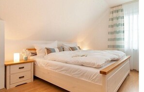 Tabla de planchar con plancha, internet y ropa de cama 