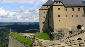 Un château historique doté d’une tour imposante, d’un mur fortifié et offrant une vue panoramique sur les environs.