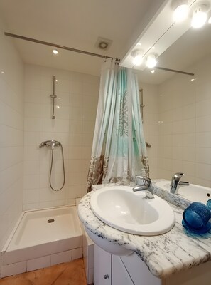 Een douche, een haardroger, handdoeken