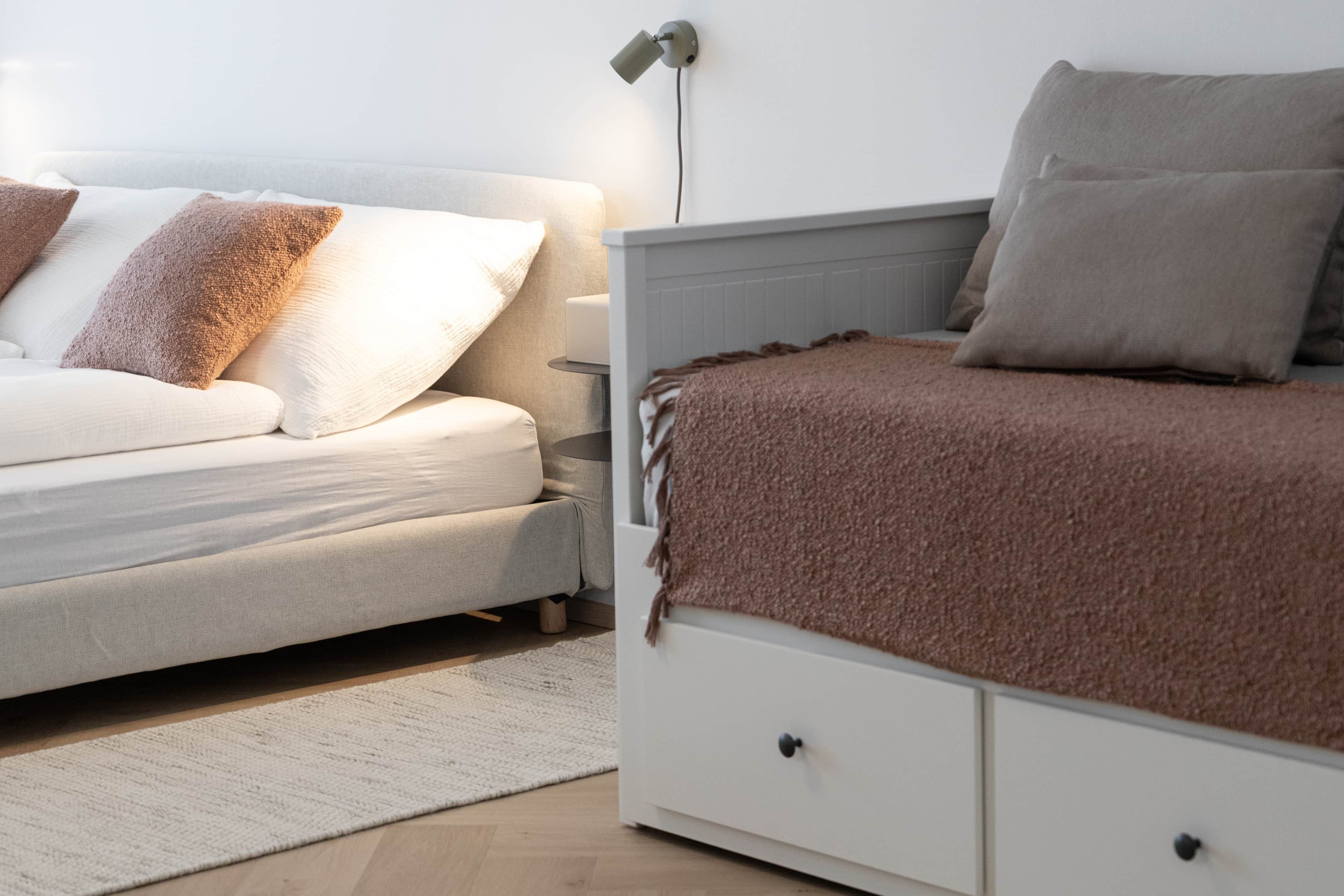 Ein Schlafzimmer mit Bett, Nachttischen und einer Lampe.