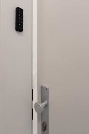 Une porte dotée d’un trou de serrure et d’un clavier pour ouvrir la porte.