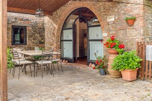 Outdoor dining - Holiday Home 'Le Fonti Casa Vacanze' with Mountain View, Wi-Fi and Air Conditioning (Barberino Val D'elsa)