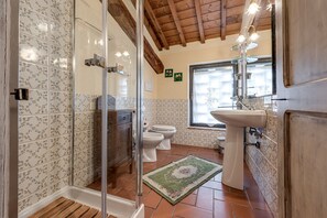 Shower, hair dryer, towels - Holiday Home 'Le Fonti Casa Vacanze' with Mountain View, Wi-Fi and Air Conditioning (Barberino Val D'elsa)