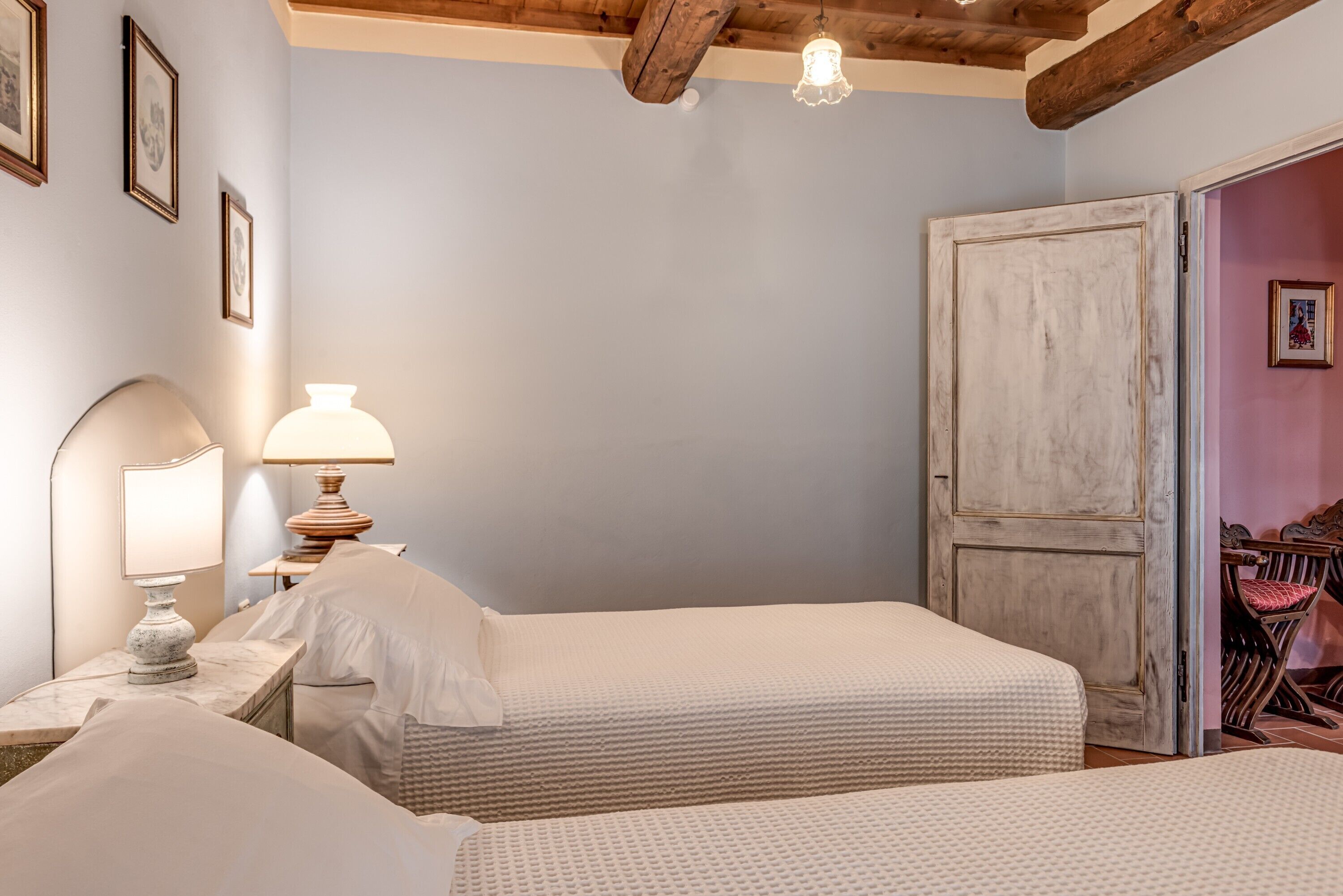 Tabla de planchar con plancha, wifi y ropa de cama 