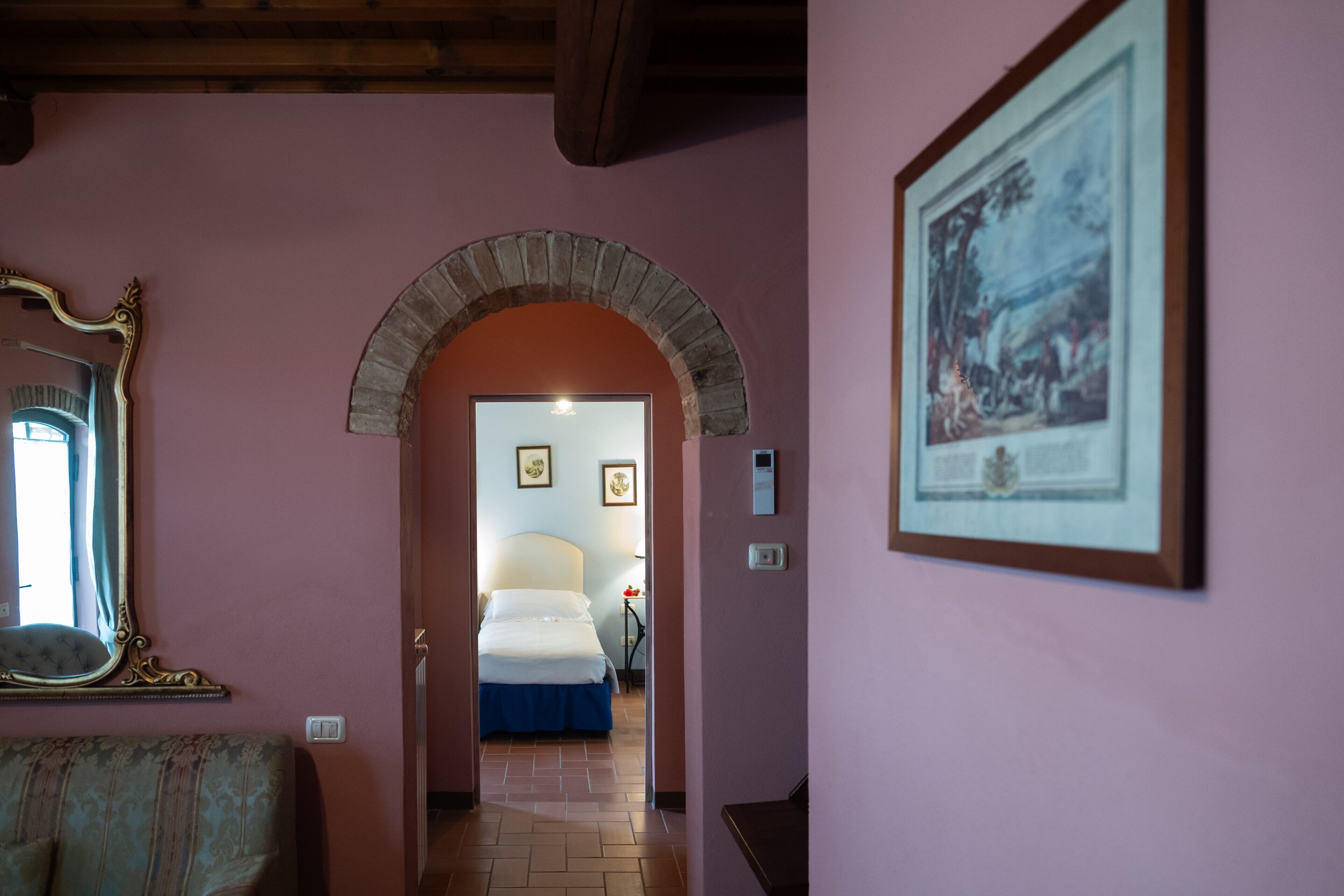 Silitysrauta/-lauta, Wi-Fi, vuodevaatteet