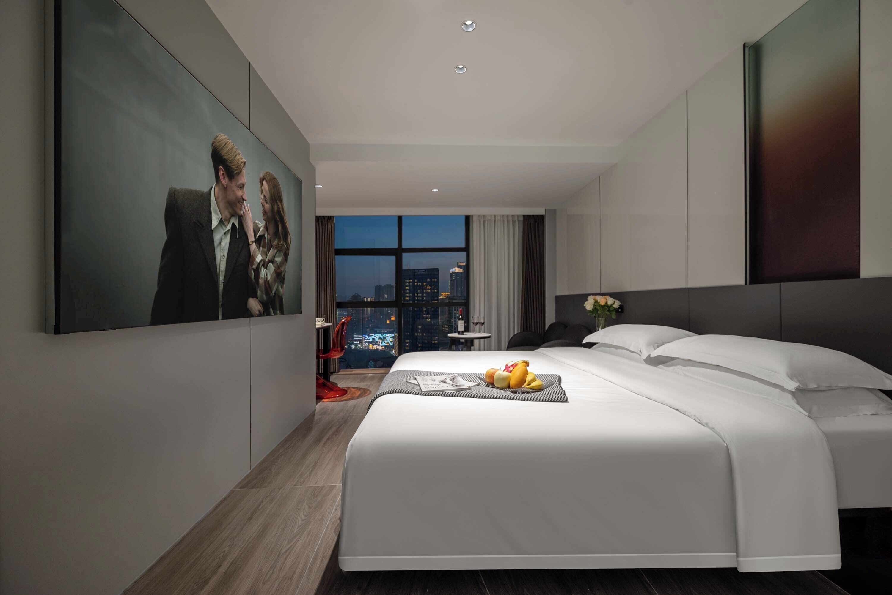 Quarto casal sênior, vista para a cidade | TV