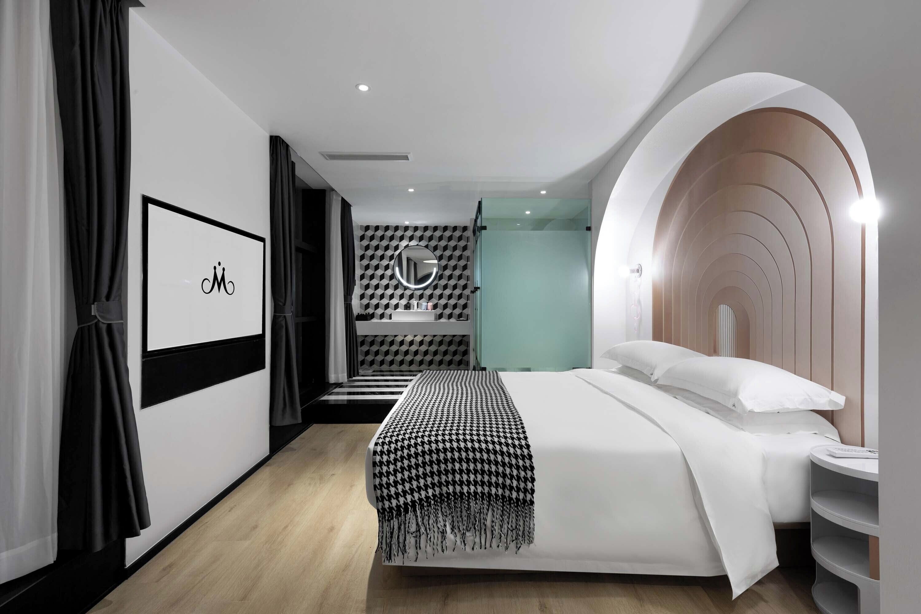 Quarto casal standard, vista para a cidade | Área de estar | TV LCD