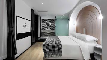 Quarto casal standard, vista para a cidade | Área de estar | TV LCD