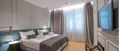 مكواة/لوح كي وسرير سفر وواي فاي وملاءات أسرّة