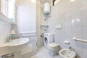Shower, hair dryer, bidet, towels - Bilo Blue Bay (Gallipoli)