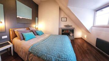 Een strijkplank/strijkijzer, internet, beddengoed