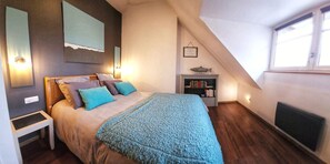 Een strijkplank/strijkijzer, internet, beddengoed