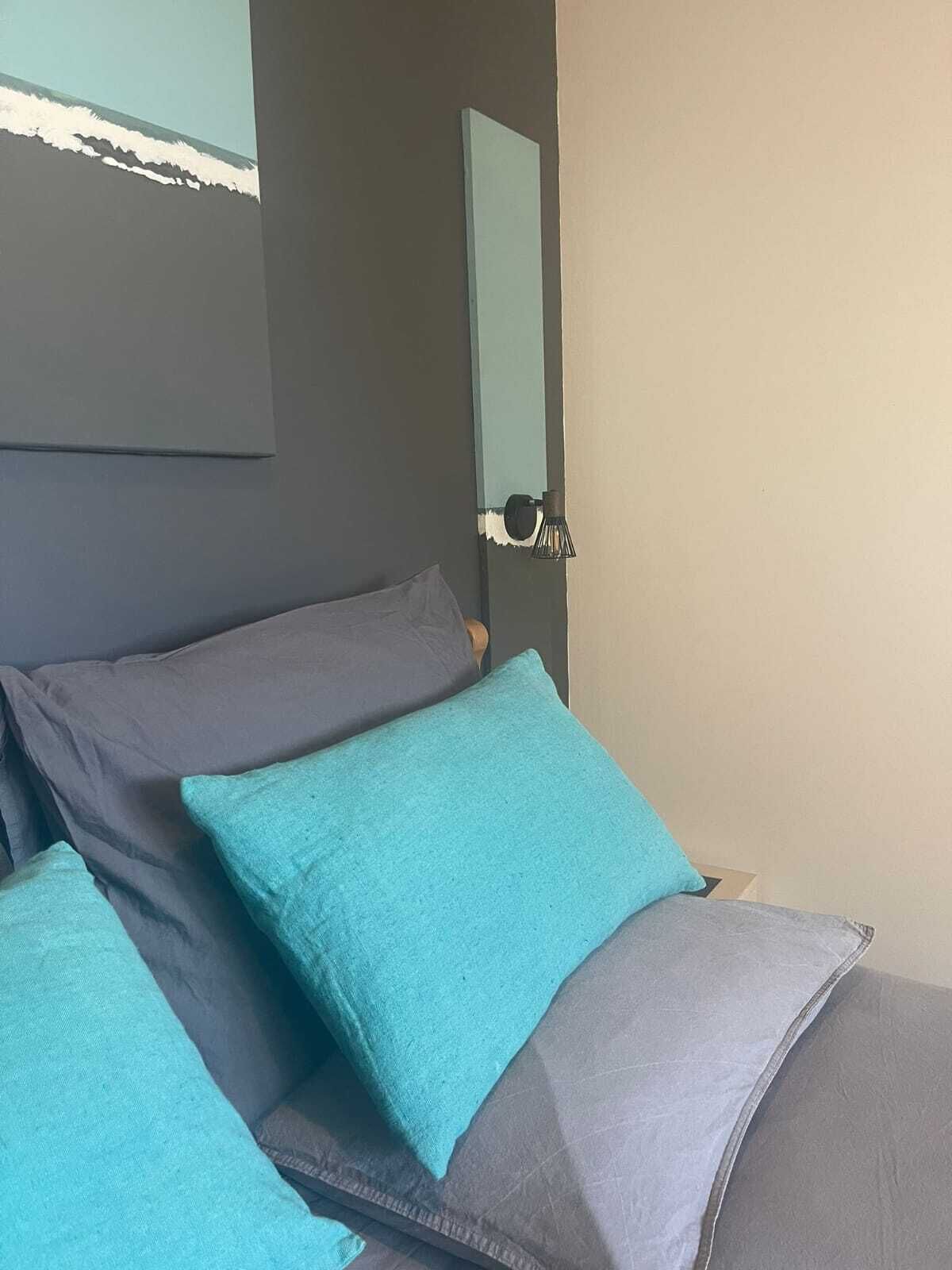 Een strijkplank/strijkijzer, internet, beddengoed