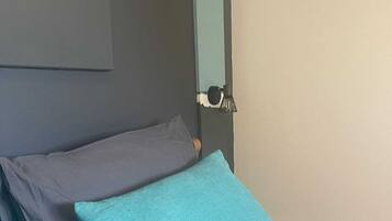 Een strijkplank/strijkijzer, internet, beddengoed