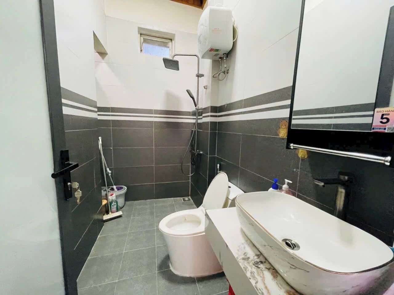 Bruser, hårtørrer, bidet, håndklæder