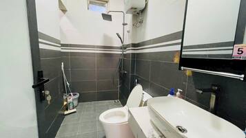 Bruser, hårtørrer, bidet, håndklæder