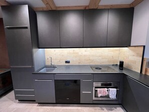 Kühlschrank, Ofen, Herdplatte, Geschirrspüler