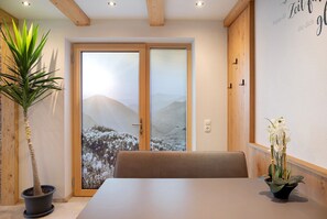 Interior - Apartment 'Wildschön' with Mountain View, Shared Garden and Wi-Fi (Grafenweg)