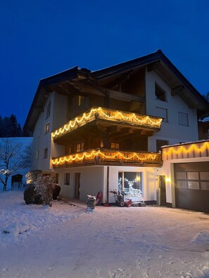 Exterior - Apartment 'Wildschön' with Mountain View, Shared Garden and Wi-Fi (Grafenweg)