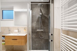 シャワー、ヘアドライヤー、タオル