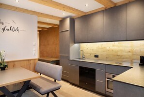 Fridge, oven, stovetop, dishwasher - Apartment 'Wildschön' with Mountain View, Shared Garden and Wi-Fi (Grafenweg)