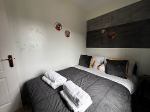 4 bedrooms, desk, soundproofing, free WiFi
