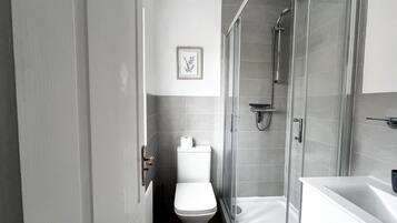 Douche, articles de toilette gratuits, serviettes fournies