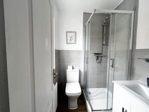 Shower, free toiletries, towels