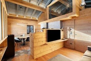 TV - Apartment 'Élite' with Shared Terrace, Private Garden and Wi-Fi (Saint-Oyen)