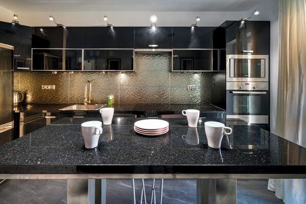 Apartamento, sacada | Cozinha privada | Cafeteira/chaleira, chaleira elétrica