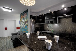 Appartement, balkon | Privékeuken | Een koffiezetapparaat/waterkoker, een waterkoker