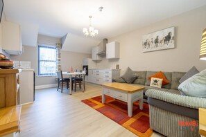 TV - Hillsborough, Co Down, N. Ireland - Apt B (Royal Hillsborough)