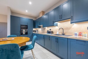 Fridge, microwave, oven, stovetop - Hillsborough, Co Down, N. Ireland - Homestead Hillsborough 3 Bedroom Apt (Royal Hillsborough)