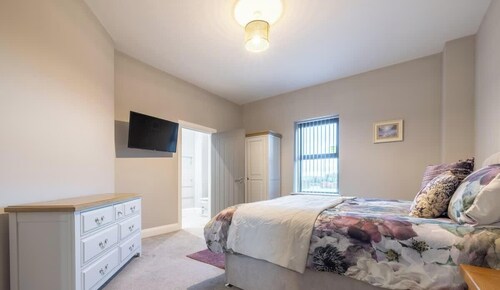 Homestead Hillsborough, 3-Bed Apt • Sleeps 5