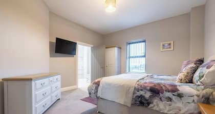 Homestead Hillsborough, 3-Bed Apt âą Sleeps 5